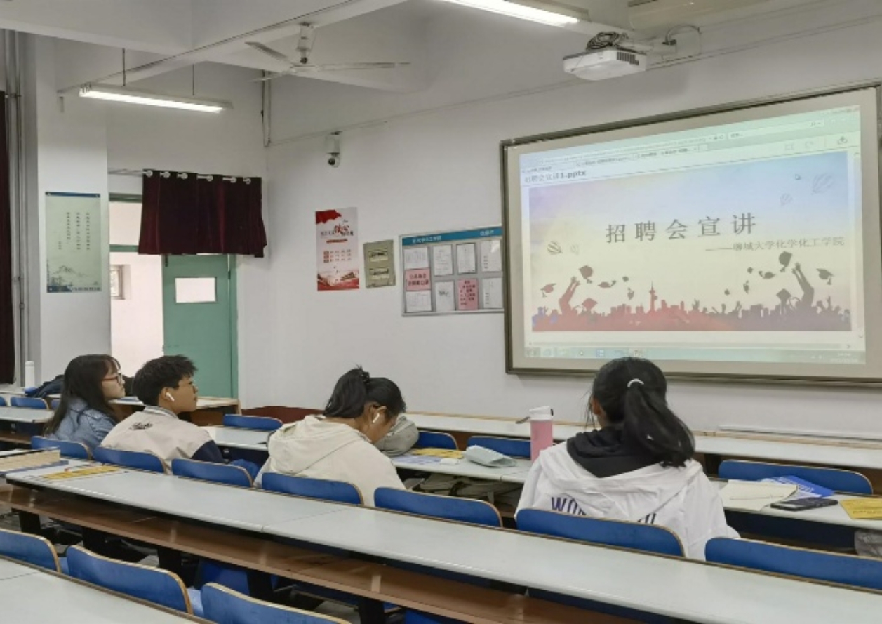 一群人在房间里
描述已自动生成